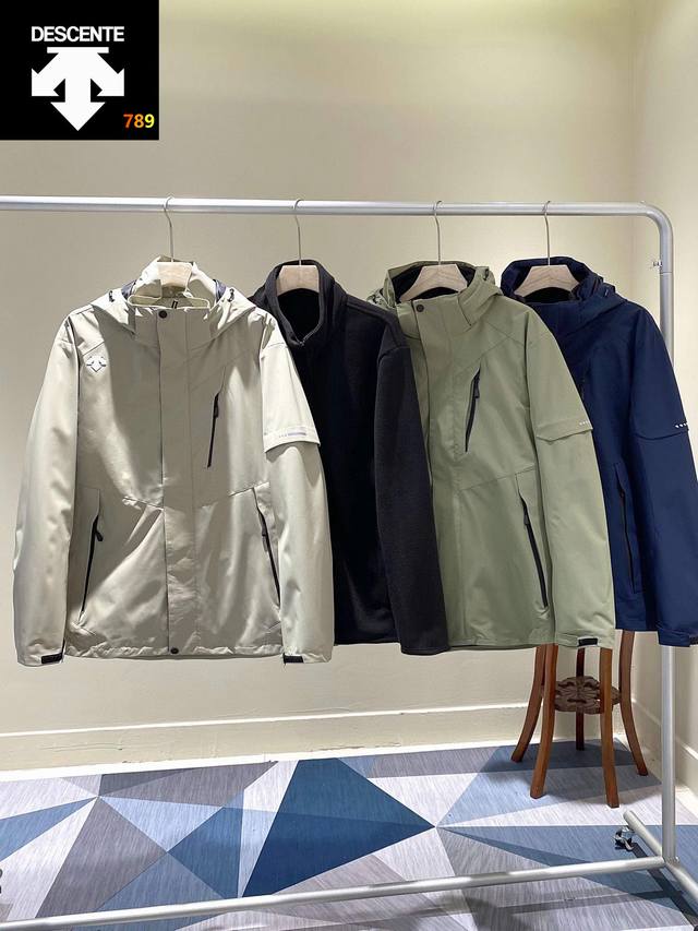 三合一 三合一！！摇粒绒内档！ 迪桑特男款冲锋衣，转图必卖的大爆款款三合一全热封防水科技面料冲锋衣！纯纯原单、品质好到爆！这款不挑年龄段，上身太好看！ 真正的防