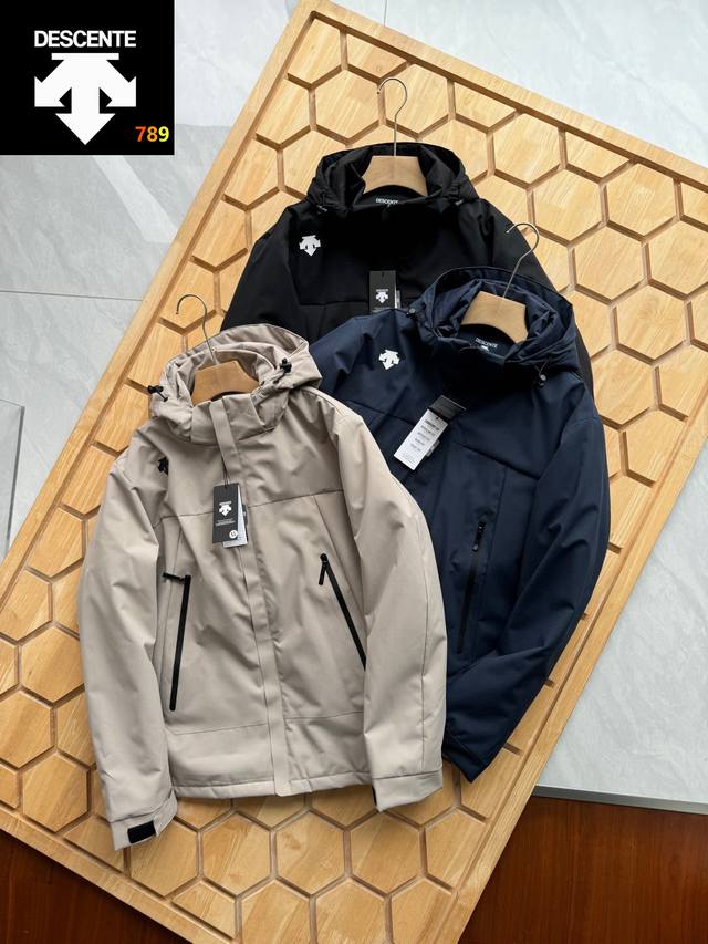 棉服。 新款迪桑特情侣款连帽棉衣外套，户外情侣款连帽加厚羽绒棉衣外套 连帽设计，帽子可拆卸，简约大方的羽绒棉衣外套，超轻保暖，纯色设计，立体剪裁设计风格上身不拘