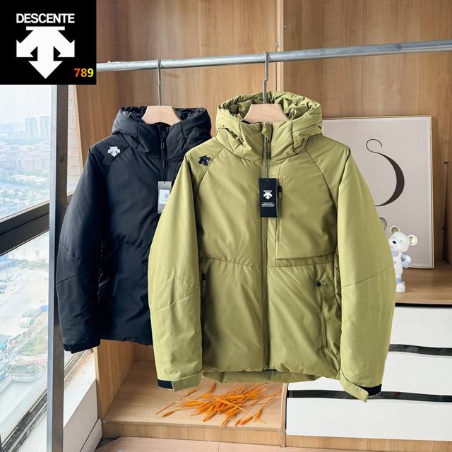 Descente 迪桑特冬季新品，高版本黑科技石墨烯发热加厚棉衣， 运动版型剪裁， 以城市户外通勒所A9993需为一体的设计打造 以充分体现基本时尚的设计体现自