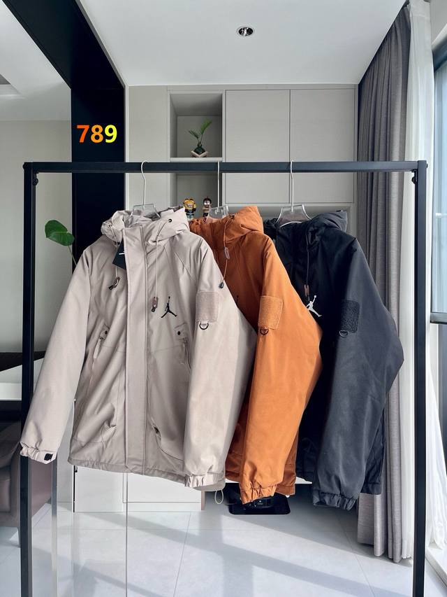 乔丹冲锋加厚棉衣 乔丹Jordan冬季加厚棉服棉衣夹克石墨烯户外工装风外套，防风防水，石墨烯持续升温，均衡锁温御寒保暖，从内而外的温暖，简约大气款，质感超好，舒