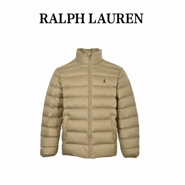 Ralph Lauren 拉夫劳伦 刺绣徽标排骨羽绒服 采用防风防水尼龙面料，无惧风雨。填充260G高克重90白鸭绒，经严格筛选处理，保暖卓越且不易钻绒。胸口红