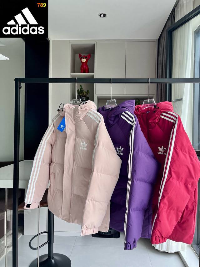 三叶草三杠经典棉服 阿迪达斯Adidas 三叶草三条杠棉服，保暖收割机，Yyds，防寒厚款锁住温暖，零下温度轻松应对，甄选健康棉，品质严格把控，舒适柔软保暖性出