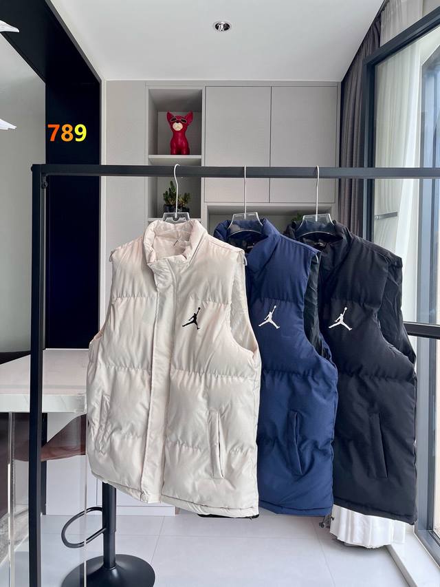 乔丹背心马甲 乔丹Jordan棉马甲，今年冬天最潮马甲，臭宝们赶快冲冲冲，真的太暖和了，上身秒变时髦精，版型宽松，百搭好穿，再冷的天气也不怕冻啦，放心囤一件就对