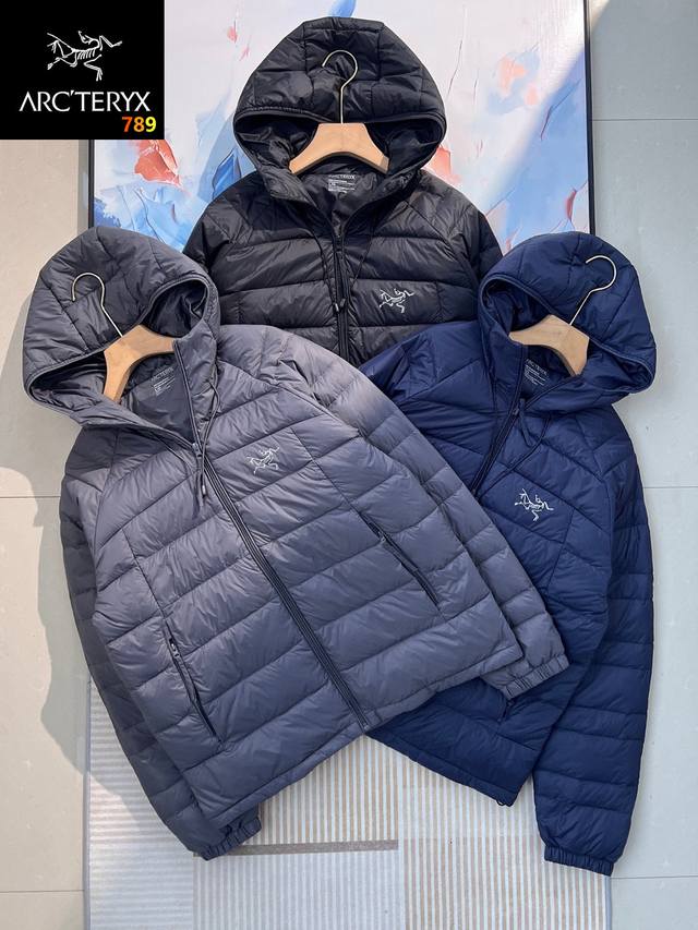 始祖鸟连帽拉链户外保暖排骨轻薄羽绒服滑雪外套 颜色：黑色，藏青色，灰色。 尺码：M，L，Xl，2Xl，3Xl，4Xl、5Xl 见图九 始祖鸟排骨羽绒服 面料为3