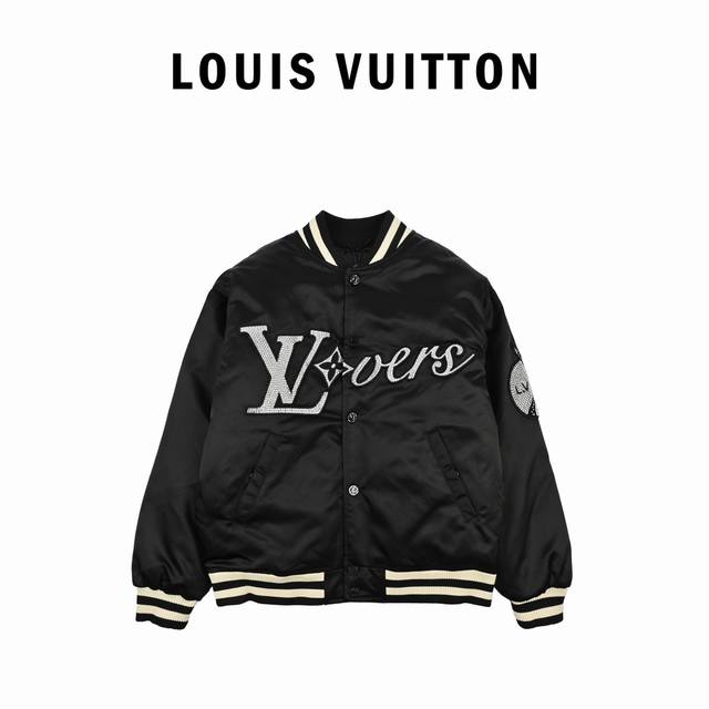 Louisvuitton 路易威登 24Fw 水钻袖章加棉棒球服外套 本款棒球束腰夹克以 春夏时装秀的标志性元素升级经典美式廓形。莹亮科技面料为胸前点缀 Lov