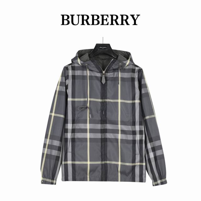 Burberry 巴宝莉 23Ss 格纹双面穿连帽夹克外套 A面 呈现纯色设计，选用轻盈 Econyl 材质打造，轻盈舒适 有质感。 B面 采用意大利精纺格纹棉
