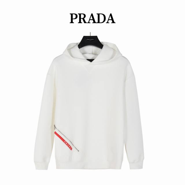 prada 普拉达 下摆红条拉链口袋连帽卫衣 官网同款，简约大气，采用高支高密双股空气层长绒棉面料，兼具保暖跟舒适，五金辅料跟原版，拉链口袋设计，更具特色。 S
