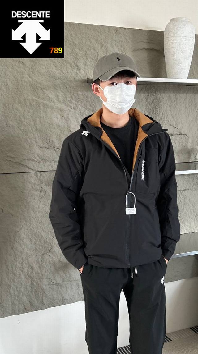 Descente 迪桑特户外工装外套运动休闲羽绒棉服！ 这款衣服 设计感十足，穿上身后线条感十足，内部结构十分强大，10种面料搭配制作而成！防风防水外层面料，防