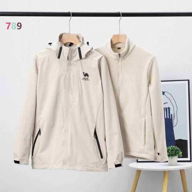 Camel骆驼休闲三合一内胆抓绒冲锋衣！ 内胆可拆卸 外层采用Gore-Txe面料！深层防水！超强防风防水～防水5000+ 透气10000+ 内胆配抓绒，更加了