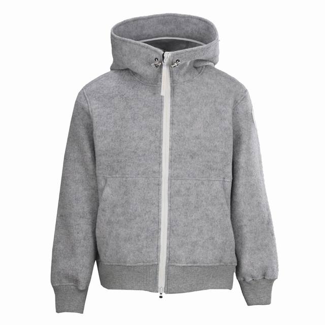 Canada Goose加拿大鹅Cg 抓绒袖白标饰章连帽外套 #顶级版本 以羊毛为主体，加入极少量氨纶和聚酯纤维混纺而成的羊毛抓绒面料。羊毛作为核心天然成分，提