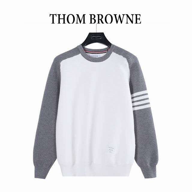 Thombrowne 汤姆布朗 25Fw 四杠条纹拼色校园风针织毛衣 Thom Browne 是一位颇有远见桌识的设计师，以其别具匠心的精裁设计为大众所熟知。