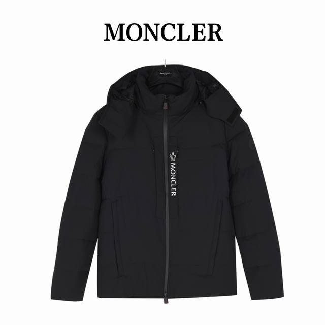 Moncler 蒙口 24Fw 黑标门襟Logo字母连帽羽绒服 游离于经典和现代之间， Blavet羽绒夹克是功能性衣橱的常备单品， 以独特风范和实用性重新演绎