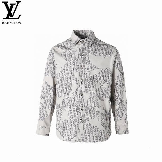 Dior 迪奥 24Ss棉质牛仔布Oblique Kasuri印花牛仔衬衣 这款外套衬衫从日本古老纺织工艺汲取灵感，重新诠释标志性的 Oblique 印花。采用