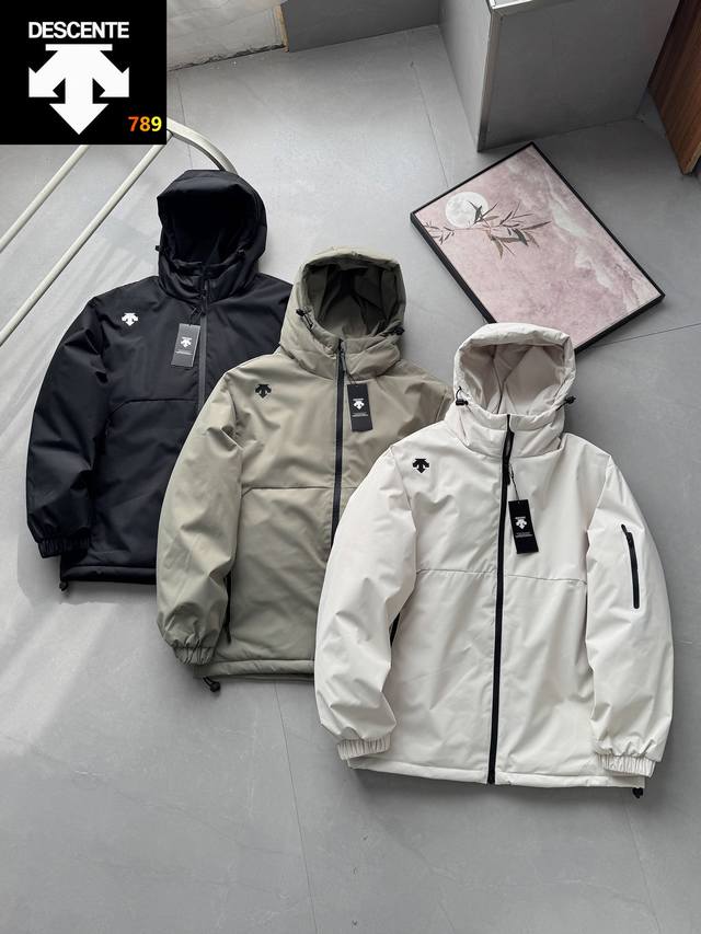 迪桑特25年冬季情侣款连帽棉衣外套！ 户外情侣款连帽加厚羽绒棉衣外套！ 连帽设计，帽子可拆卸！ 简约大方的羽绒棉衣外套 超轻保暖，纯色设计，立体剪裁设计风格上身