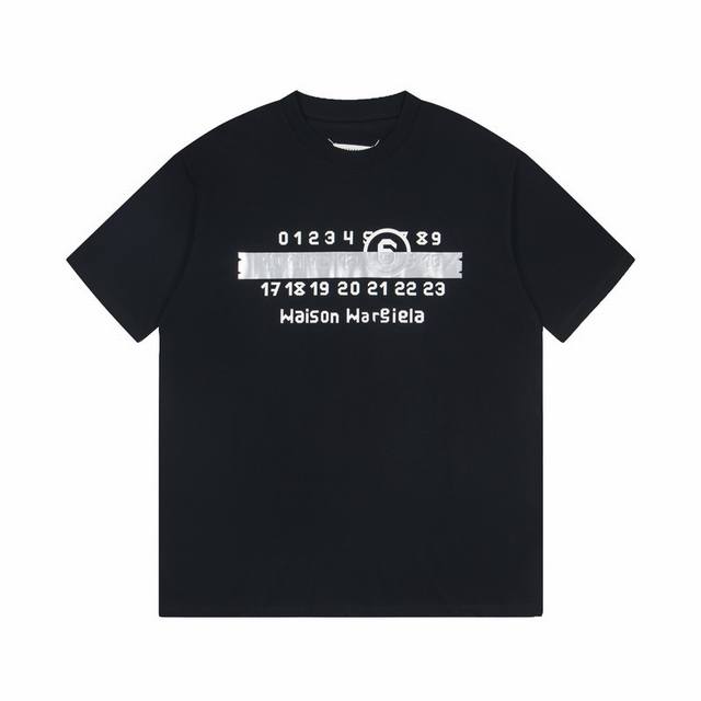 高版本Maisonmargiela 马吉拉 数字压胶印花短袖T恤，男女同款。厚板印花，有立体感，区别于市面普通印花，在数字印花基础上压上一层银色胶带，双层工艺整