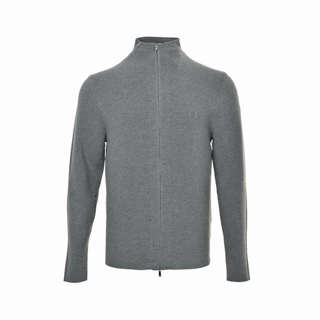 Dior 迪奥 Cd Logo刺绣浮雕拉链毛衣外套 定织绒光绵羊毛面料，雾灰色调带柔光，细腻贴肤。胸前Cd Icon浮雕绣，借高阶工艺呈现独特肌理，辨识度拉满。