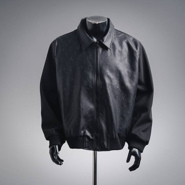 Louis Vuitton路易威登 Lv 25Ss满印压花皮质拼接外套夹克皮衣 官网同步售卖 此款束腰以柔软皮革衣身和袖碰撞质感反差，再以全幅 Monogram