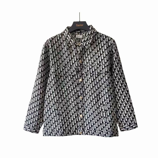 实拍细节图+尺码表 Dior 迪奥 经典Logo满印提花衬衫牛仔情侣款休闲外套 1定制满印针织提花真丝面料，满印提花采万针刺绣工艺技术 完美把控一针一线. 区别