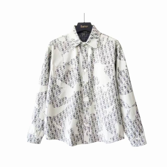 实拍细节图+尺码表 Dior迪奥 满经典Logo印涂鸦水洗牛仔衬衫 男女同款休闲上衣外套 小红书热门爆款｜官网同步发售 1面料采用进口印花机器批布满印工艺技术，