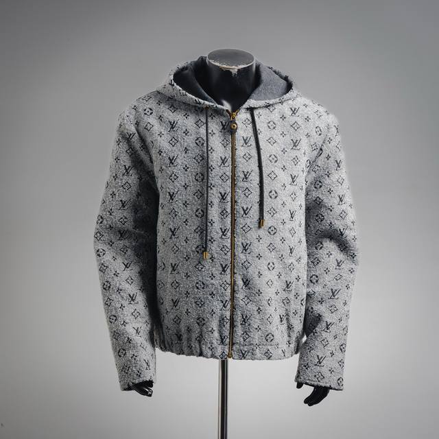 Louis Vuitton路易威登珠皮呢印花连帽拉链外套 原版：36899购入开发 面料：全棉面料 工艺：印花制作 颜色：灰色 克重：约1325克 描述：采用混