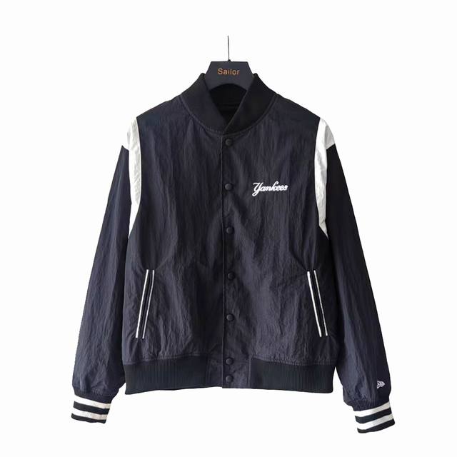 实拍细节图+细节图 Mlb 经典字母Logo外套 美式复古风直接拉满！经典棒球领+利落剪裁，上身显瘦不臃肿，不管是搭卫衣叠穿，还是单穿配牛仔裤，都自带街头氛围感