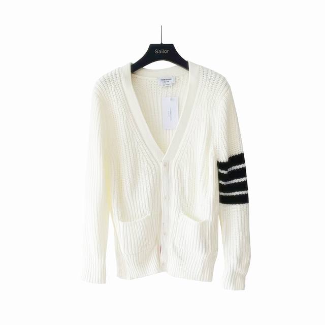 实拍细节图+细节图 Thom Browne 汤姆布朗 .四条纹针织四扣粗针羊绒条纹针织开衫毛衣 意大利产地小标 意大利产地洗水标 料子采用羊绒混纺 料子柔软舒适