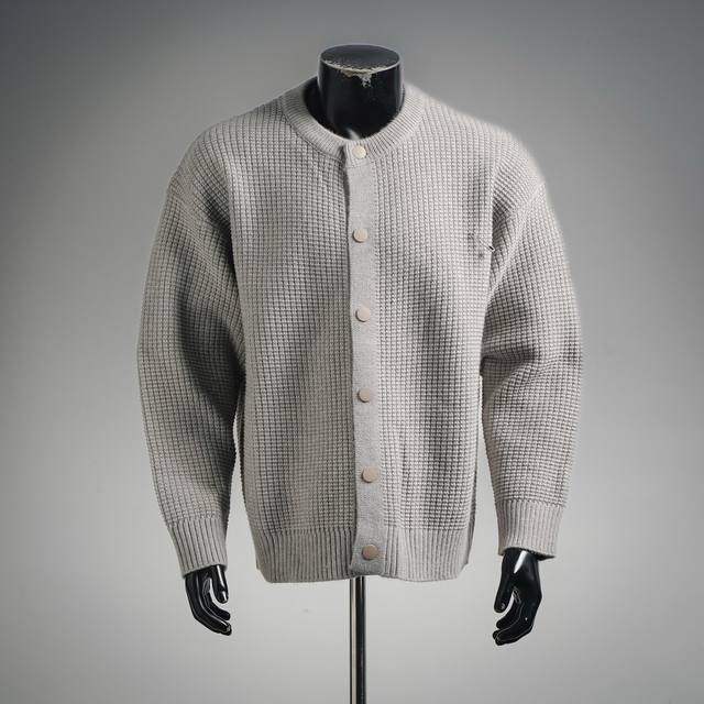 Chrome Hearts克罗心Ch 别针贴布皮标针织开衫毛衣 订购原版开模 历时一个月终于出货了，简直太爱了 上身真的超级帅。随意翻翻街拍 就能发现明星们都把