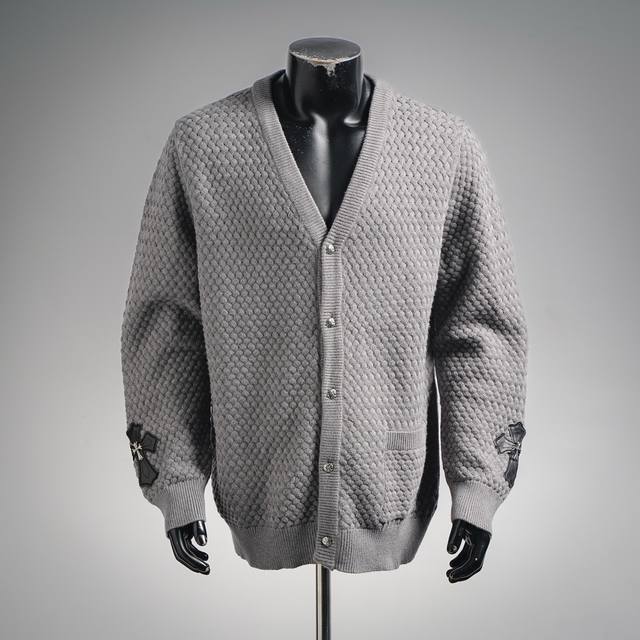 Chrome Hearts克罗心 Ch 贴布皮标针织开衫毛衣 订购原版开模 历时一个月终于出货了，简直太爱了 上身真的超级帅。随意翻翻街拍 就能发现明星们都把它