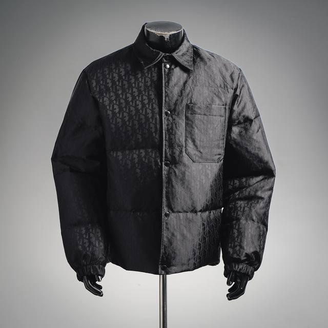 官网1:1原单品质 Dior迪奥Cd 26Fw 暗纹提花翻领按扣羽绒服 原26,500购入，全衣面料采用原厂进口尼龙科技满印提花面料饰以经典的Oblique印花
