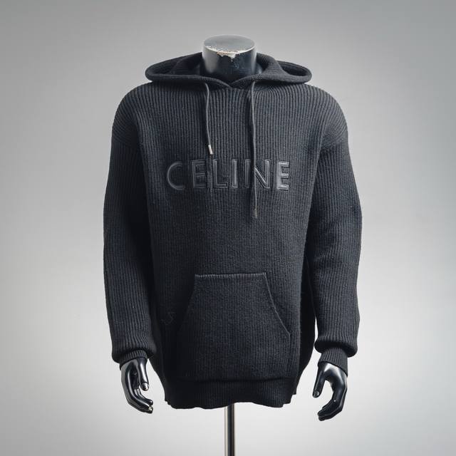 Celine 塞琳25Ss皮革贴布刺绣羊毛帽衫 面料：采用55%美丽奴羊毛面料，该款毛料搭配棉纱混纺织出。整件衣服约1000克左右。 工艺：刺绣采用贴布刺绣，软