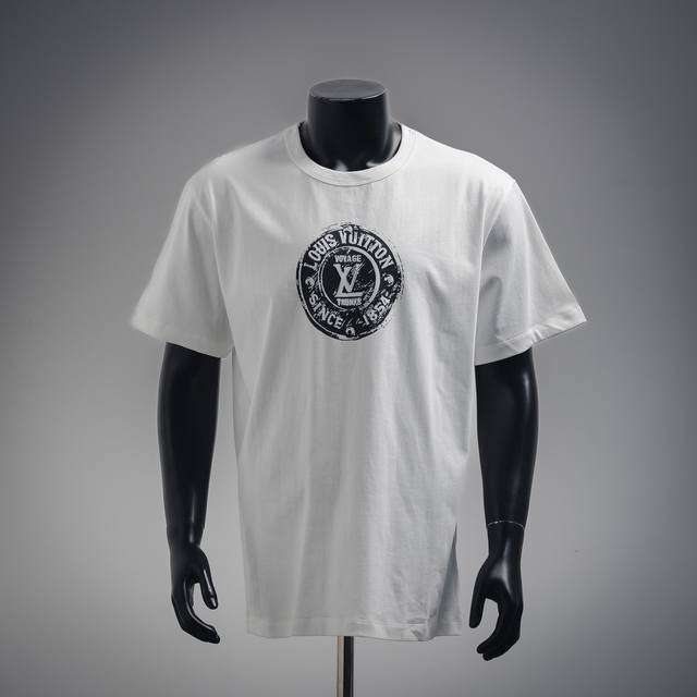 Louis Vuitton 路易威登Lv 2025圆圈 Stamp短袖 本款T恤以柔软透气的棉质针织裁出休闲廓形。胸前印章点缀多样路易经典元素，涵盖品牌创始年份