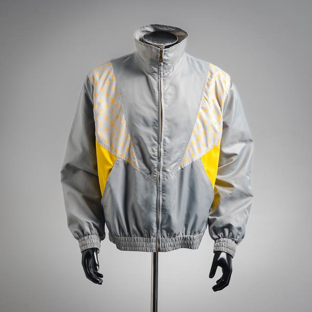 Louis Vuitton 路易威登25Ss拼色高领拉链夹克外套 正品：27200购入开发 面料：棉纶面料 工艺：提花制作 版型：合身版型 克重：约485克 描