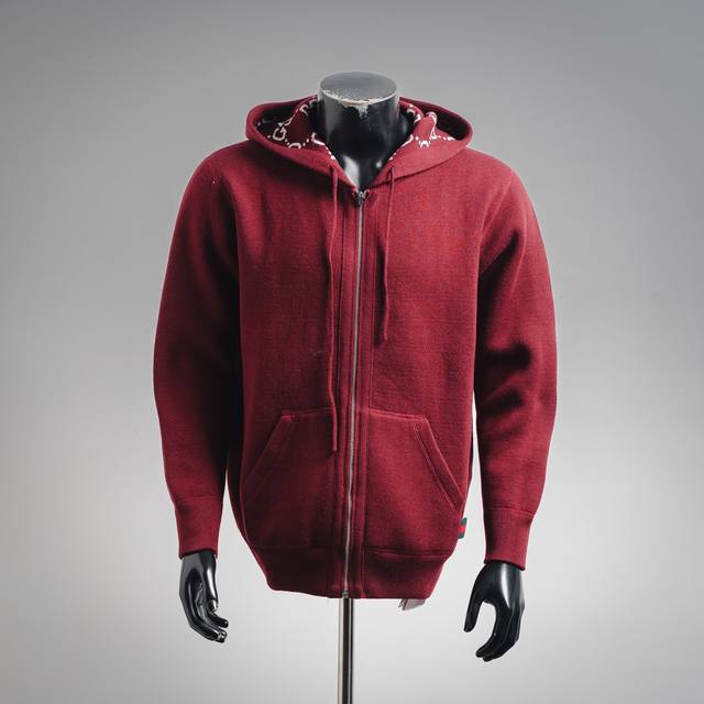 顶级品质 Gucci 古驰25Ss老花双面穿羊绒针织外套 红色 原版23,700购入开发，面料采用高品质山羊绒面料，手感柔软舒适，具有良好的保暖性能。面料经过特