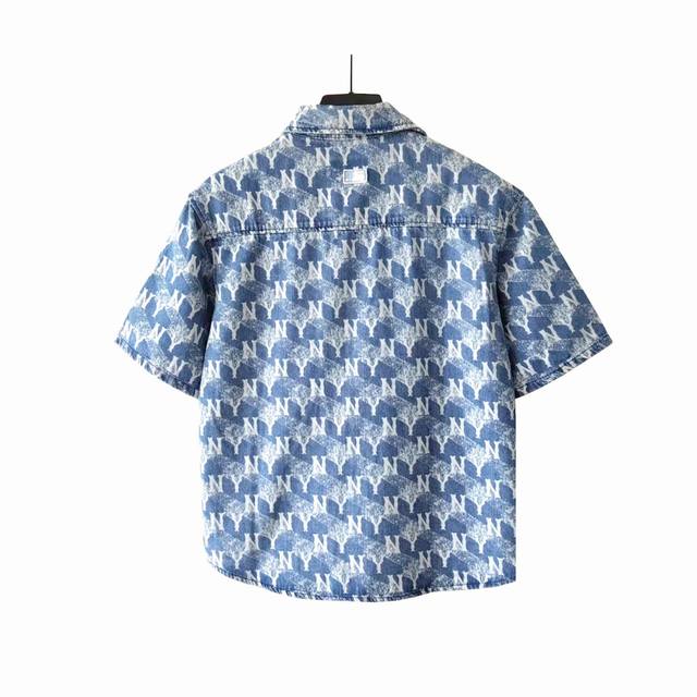 尺码表+实拍细节图 Mlb 几何满印衬衣领牛仔短袖 男女同款，满印Logo多面呈现丰富的视觉感，焕亮整体造型，轻松打造青春氛围感，并具备高辨识度，诠释着夏日的瞩
