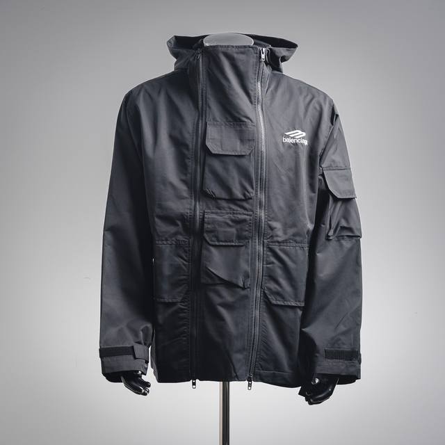 Balenciaga巴黎世家Blcg 23Ss恶搞3Bsporty黑色夹克冲锋衣外套 防水防风.双拉链五金头.防泼水加起皱效果.男女同款 颜色：黑色 Size: