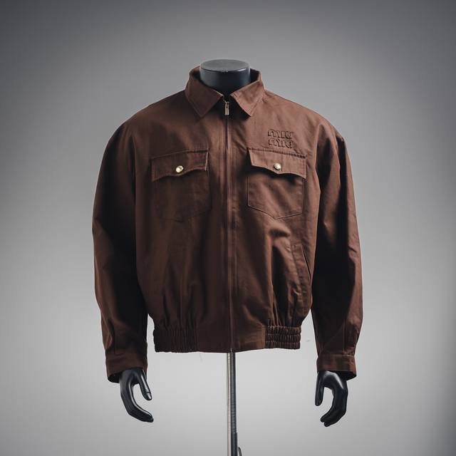 Miumiu 25Ss咖啡色胸前口袋哈林顿夹克外套 原26,800购入制作1个月的制作时间，面料采用定色定染斜纹全棉材质，刺绣采用进口Tajima机器加工，原版