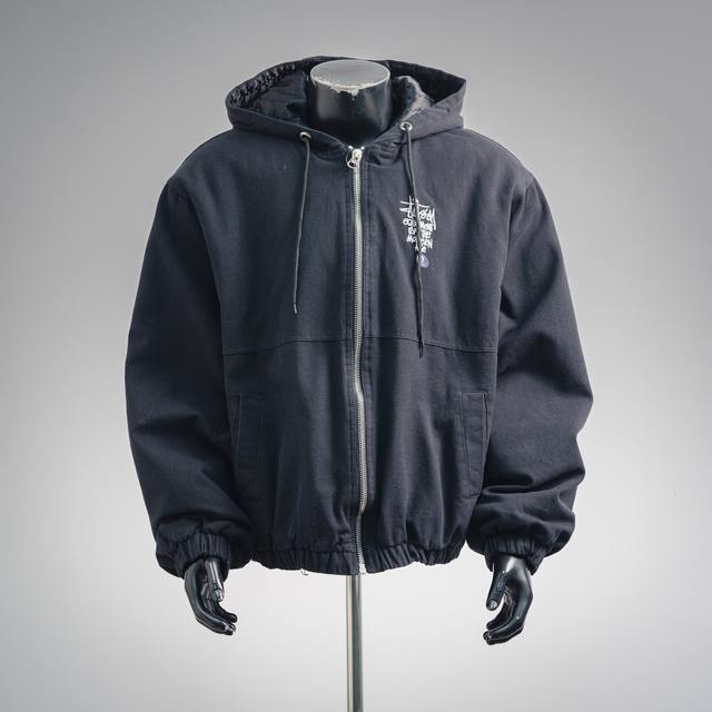 Stussy斯图西 水洗做旧字母刺绣黑8 连帽工装棉服外套 在售3499，水洗做旧面料，原版色泽，内里加棉，胸口字母刺绣黑8台球刺绣Logo 全套原版三标辅料齐
