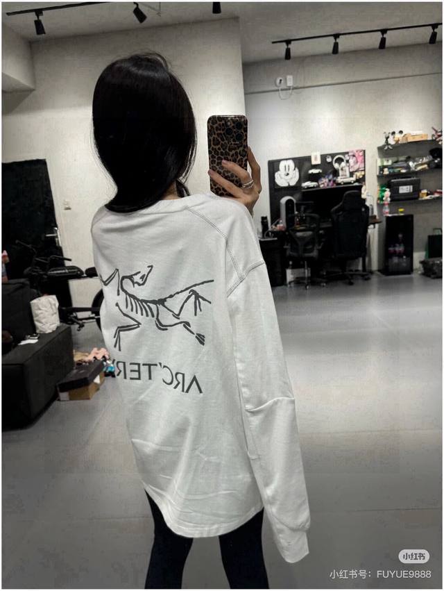 模特图 Arcteryx System A 始祖鸟 秋冬男女透气圆领T恤户外运动休闲长袖 功能性面料 有一定防晒效果 高密度走线 腋下针织面料提供舒适透气 手臂