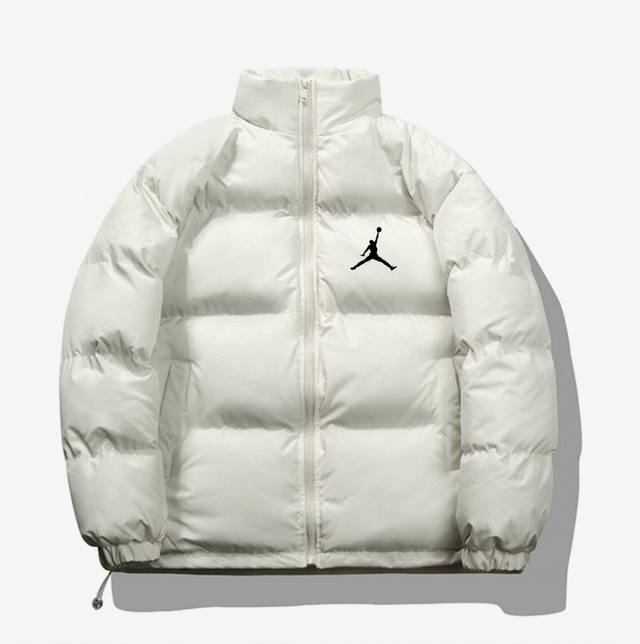 Air-Jordan 乔丹 23Ss冬季爆款纯色立领休闲运动棉衣。 款式就是简简单单的纯色面包服，超级百搭 无论男生女生都能完美驾驭，面料柔软质感拉满，纯色简约