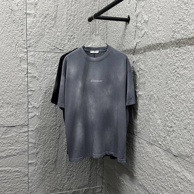 Gvc*纪梵希* 夏季新款 吊染渐变做旧 字母刺绣 定制面料 短袖T恤 男女同款 尺码：S M L Xl Xxl 欧码，偏大 看尺码表 颜色：洗水灰 洗水黑
