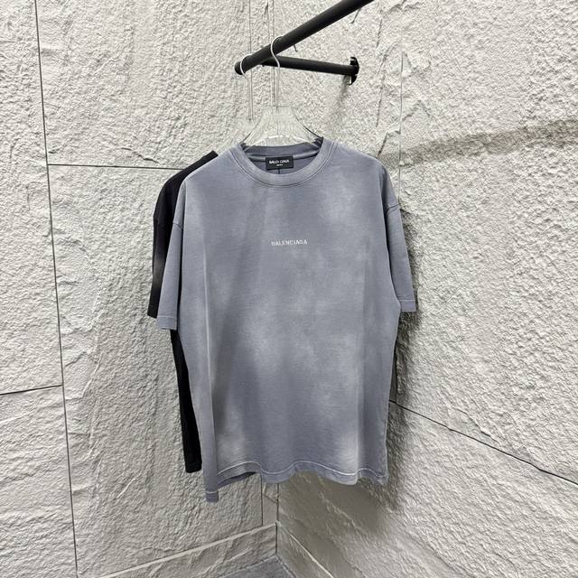 Balenci*Ga 巴黎*2025夏季新款 吊染渐变做旧 字母刺绣 定制面料 短袖T恤 男女同款 尺码：S M L Xl Xxl 欧码，偏大 看尺码表 颜色：