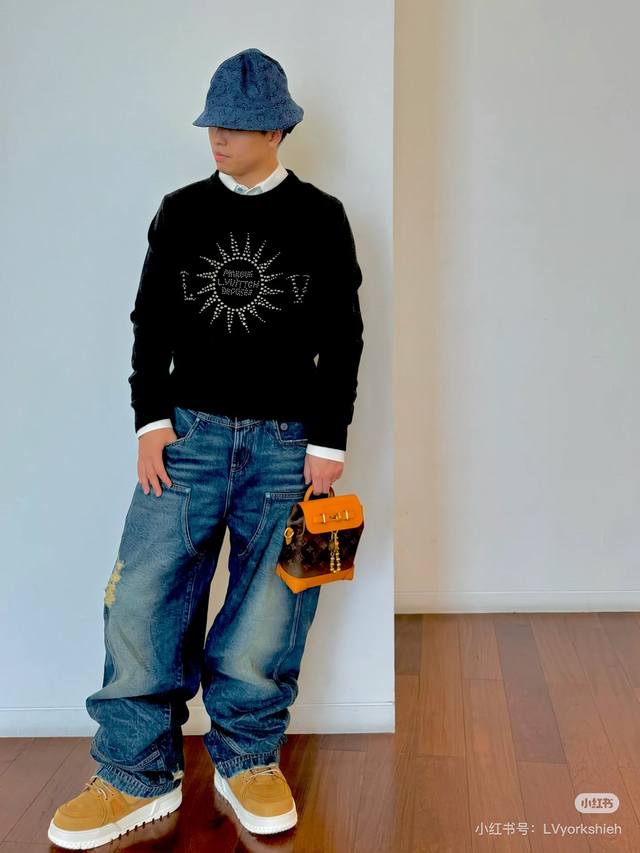 模特图 款号:D112 Louis Vuitton 太阳烫珠毛织套头衫 描述：臻品山羊毛进行编织，粗纺羊毛面料的保暖性能非常好，由于羊毛纤维的天然保暖性，粗纺羊