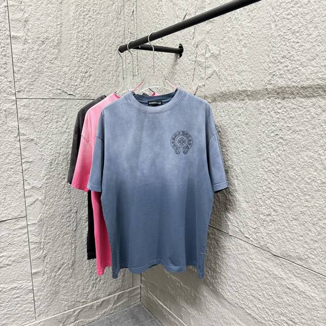 Ch*克罗心 夏季新款 吊染渐变做旧 刺绣个性字母Logo绣花 定制面料 短袖T恤 男女同款 尺码：S M L Xl Xxl 欧码，偏大 看尺码表 颜色：渐变黑