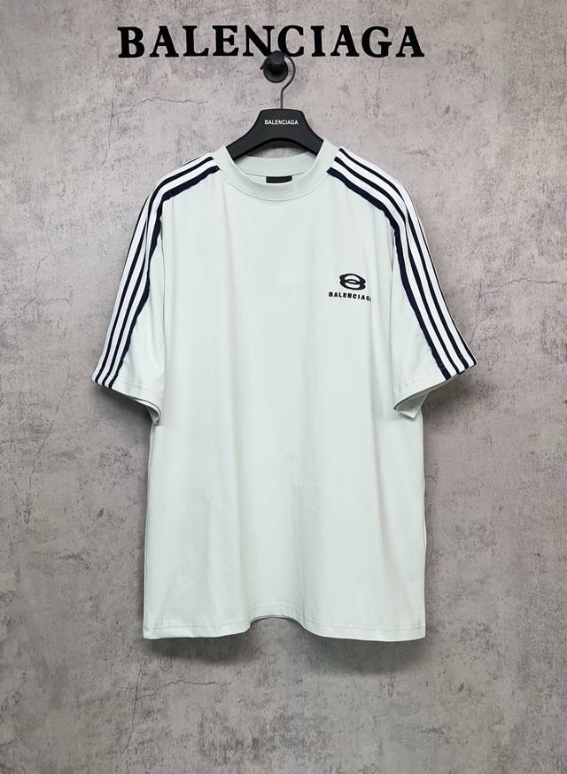 Balenciaga巴黎世家顶级版本1:1官网品质 肩位细节肩头拼接间条肩袖拼色.拉条.前左胸口刺绣短袖T恤 细节:肩位内侧细节工艺做很漂亮，上身效果非常舒适，