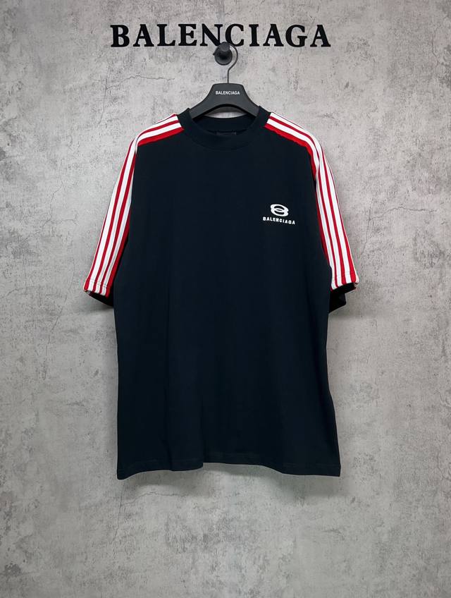 Balenciaga巴黎世家顶级版本1:1官网品质 肩位细节肩头拼接间条肩袖拼色.拉条.前左胸口刺绣短袖T恤 细节:肩位内侧细节工艺做很漂亮，上身效果非常舒适，