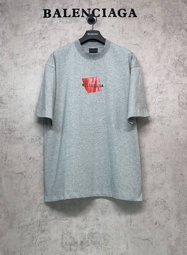 Balenciaga巴黎世家顶级版本1:1官网品质 前后凹凸字母遮挡胶带多层发泡印花短袖 面料260G双纱精梳纯棉 采用巴黎定制纯棉，十字螺纹圆领领口落肩线，自