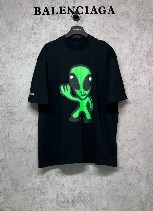 Balenciaga巴黎世家顶级版本1:1官网品质 25Ss新款外星人夜光直喷+后面笑脸印花短袖T恤 袖饰以Balenciaga标识刺绣，印花采用进口荧光浆料印