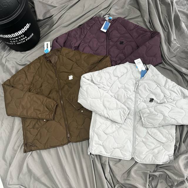 新色 Undefeated五道杠轻薄内胆羽绒服 定织定染尼龙面料 内里填充80绒 轻薄保暖 高密丝网印花不脱落变色 口袋里可收纳袋 方便快捷携带 细节辅料原版一