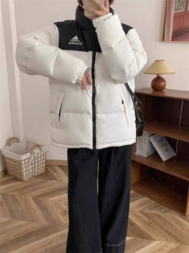 大朵白鸭绒阿迪达斯Adidas拼色羽绒服加厚冬季宽松面包服韩版情侣款版型百搭上身舒适 大朵轻轻白鸭绒无性别穿搭 此款设计非常好领口是设计成摇粒绒材质的穿起来非常