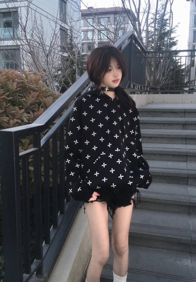 Chrome Hearts 克罗心 新款 黑色满印小十字开衫外套男女同款 采用华棉350克材质 柔软舒适 立体版型 洗完不变形不变色 有内贴+原版压线+刺绣+白